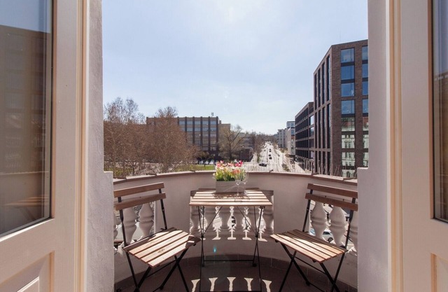 Stay Inn | Luxury 3-BR Flat w/High Ceilings