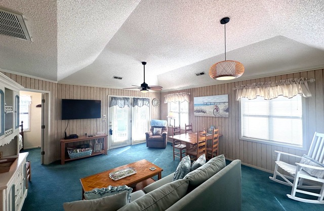 Stay minutes from Barefoot Landing! Golf & Shopping!