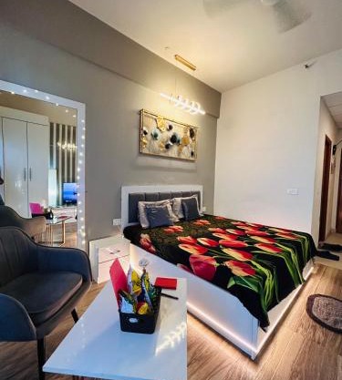 Stay near Expo mart -Modern loft overlooking the city