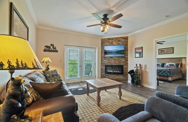 STAY NEAR THE STRIP, ONE MINUTE OFF PARKWAY WITH SENSATIONAL VIEWS.