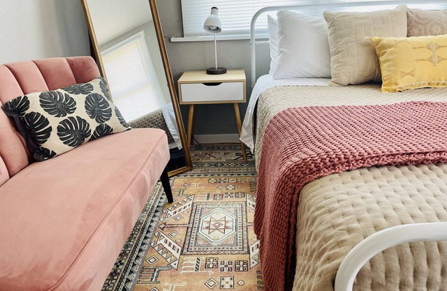 Stay on Spring, A Vibrant Boho Stay in Downtown, Pets Welcome, #5