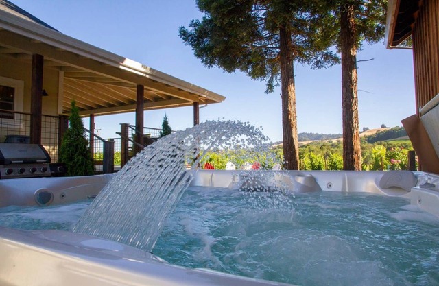 Stay on the vineyard, hot tub &pool. 5 Queen suites, chef's kitchen, wrap porch