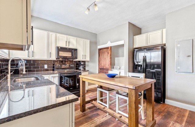 Stay STL-Spacious 3BR-Off Street Parking-Pets-W/D