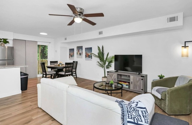 Stay West Side | 2 BR | Minutes from Downtown