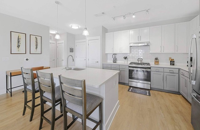 StaysByWalker 2BR Waverly - WiFi/King Beds/Gym