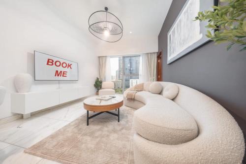 StayShort - Modern 1 Bed in Central Park Sleeps 2 with Pool