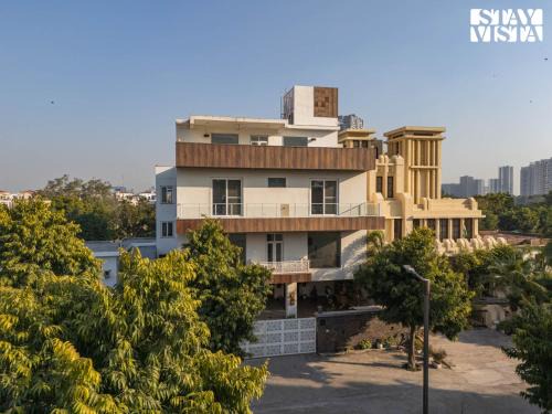 StayVista at Golfwood Manor with Terrace, BBQ, WiFi