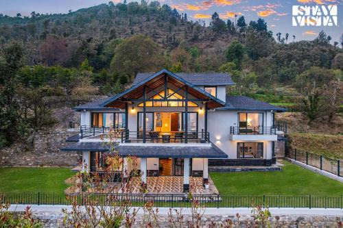 StayVista at Summerfield Manor with Lawn & Valley View