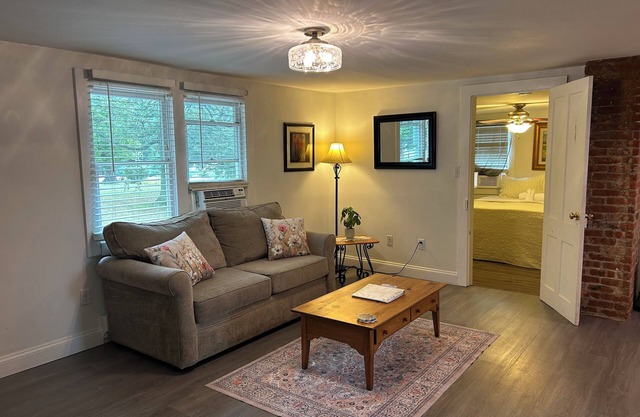 Step into history & unwind at Spring apt a charming 🏡 at the❤️of NYHudson Valley