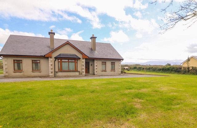 STEPHEN'S COTTAGE, pet friendly in Killorglin, County Kerry