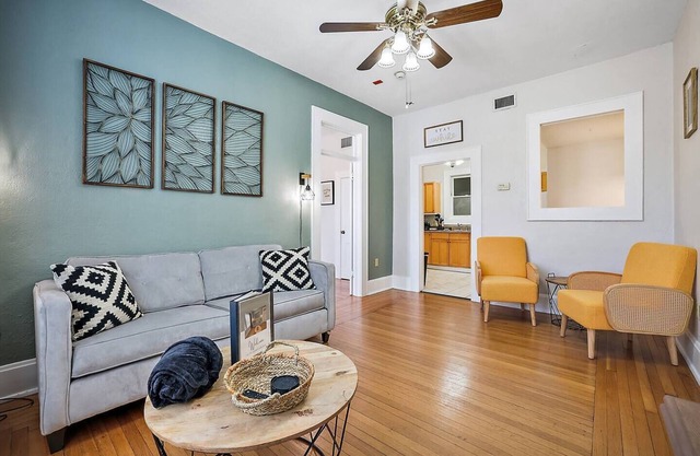 Steps from Downtown~King Bed~UPSTAIRS~Cozy Stay