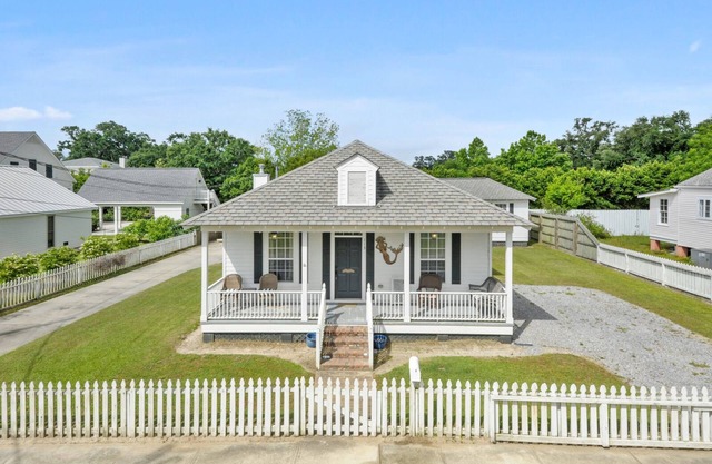 Steps From Sand! BEACH VIEW, 1 Blk to Park, 2 Blks to Restaurants, Pet Friendly.