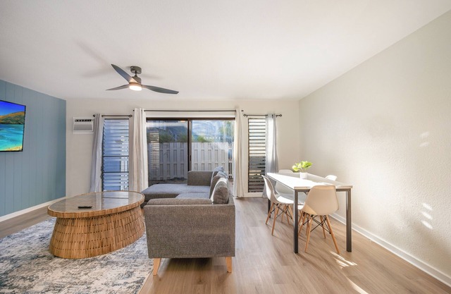 Steps from the Ocean 3bed/1.5bath Maili Beach