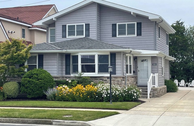 Steps from the pristine Gardens beach. A rare find. Welcome to The Seagate.