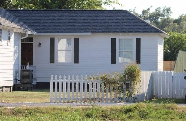 Steps from the Sand! Walk to Park/TennisCourts/SplashPad/Restaurants/Marina.