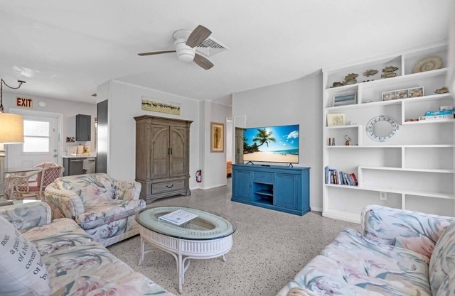 Steps to beach, 2bd Nice Location, Great Location