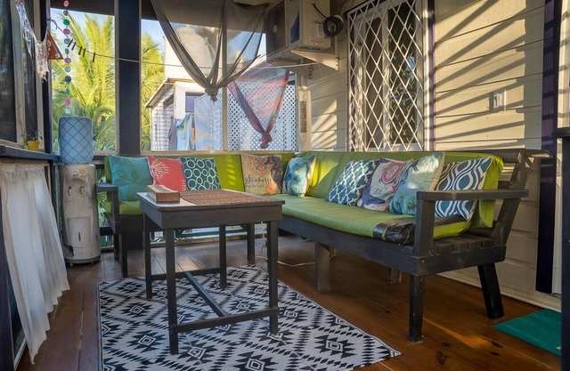 Steps to beach in Half Moon Bay- West End STARLINK wifi