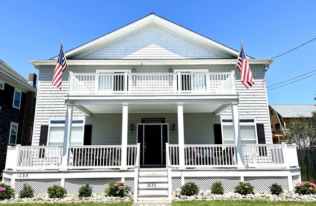 Steps to Beach! Walk to beach, restaurants, entertainment and shopping!