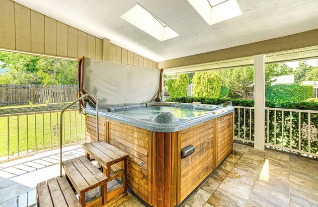 Steps to Clear Lake: Hot Tub Haven in NorCal!