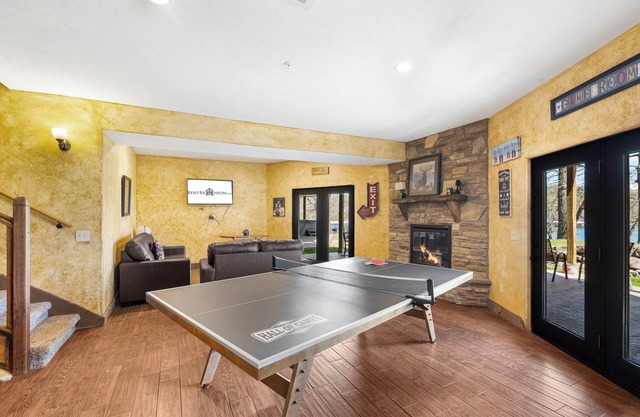 Steps to Lake from Lodge! Deck-Fireplace- Private Grill-Games- Free SDC Tickets WOW