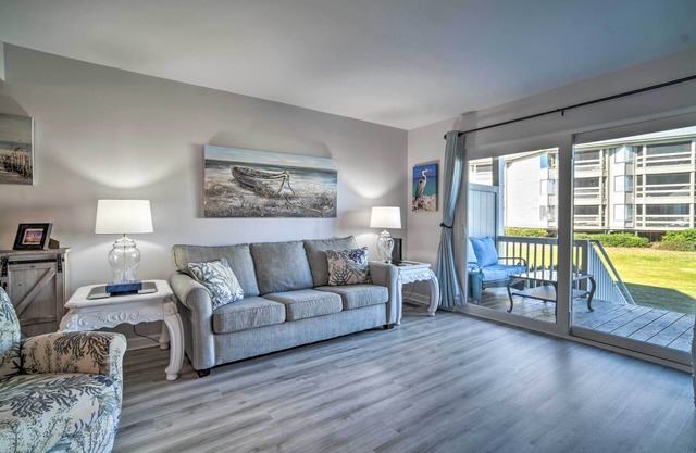 Steps to Pool & Beach: St. Helena Island Escape!