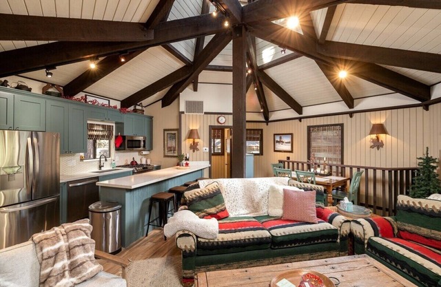 Steps to Snow Summit.Updated. Cozy Fireplace. BBQ.