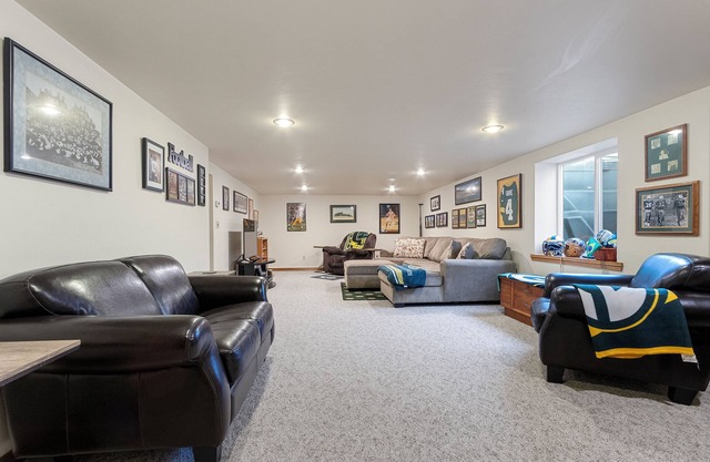 Steps to Stadium-5 bedroom house in Green Bay walkable to football entertainment