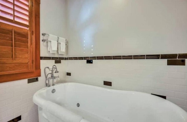 Steps to Tasting Rooms! Romantic Wine Country Escape w/Jetted Tub and Fireplace