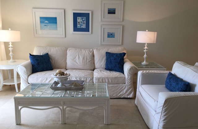 Steps to the beach-Beautifully newly renovated 2/2 condo N. Hutchinson Island