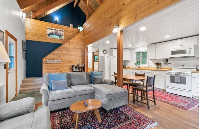 Stevens Pass Basecamp- minutes to skiing!