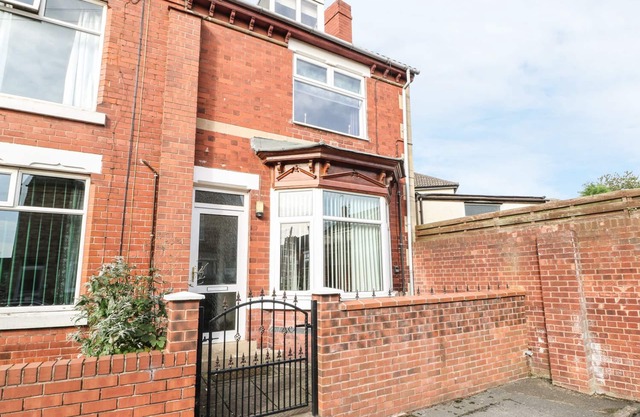 STEVENSON'S PLACE, pet friendly, with a garden in Whitwell