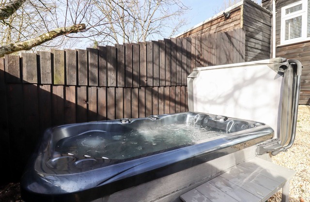 STILLNESS, pet friendly, with hot tub in Blandford Forum