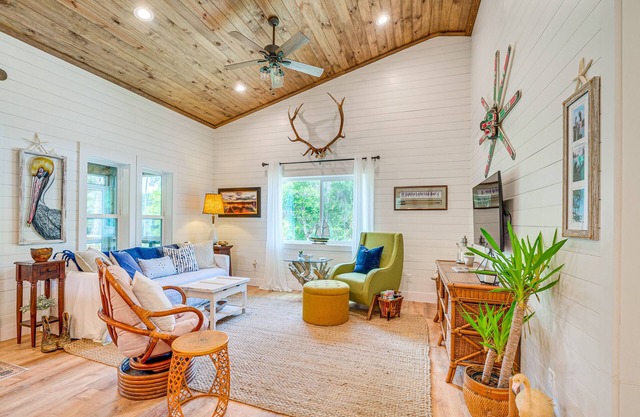 Stilt-Style Cottage < 1 Mi to Downtown Yankeetown!