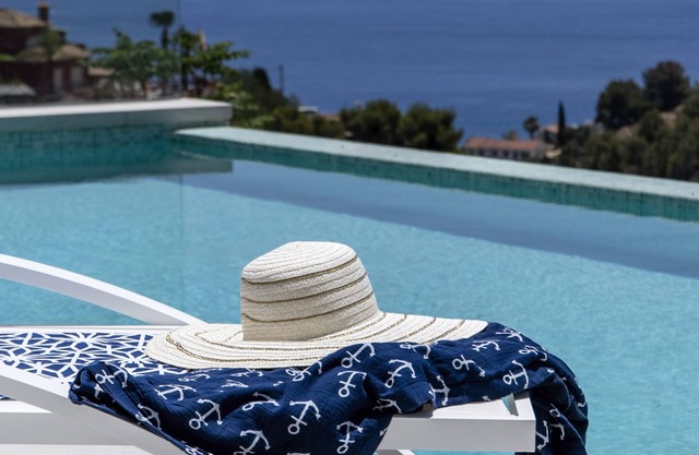 Sto 13, Modern villa with private infinity swimming pool, ocean view and beach club