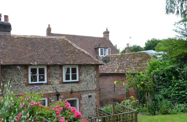 Stone Cottage - a cottage that sleeps 3 guests in 2 bedrooms