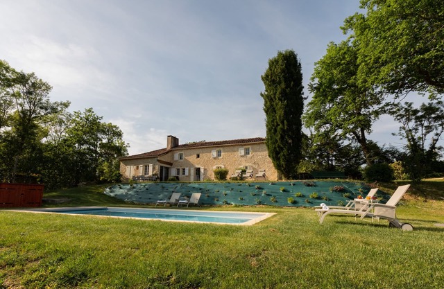 Stone cottage with swimming pool - King size beds & Pyrenees views