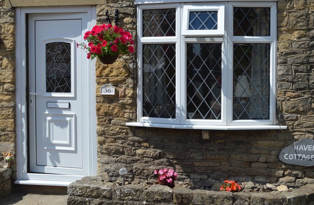 Stone Holiday Cottage In Scarborough With 4 Poster Bed & Bunk Beds
