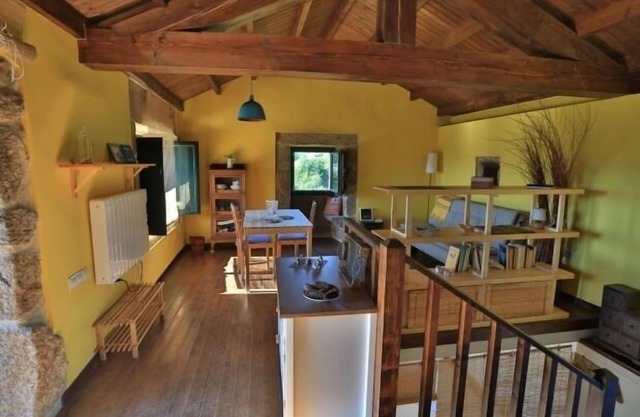 Stone house next to a vineyard for 2 people. Pets welcome.