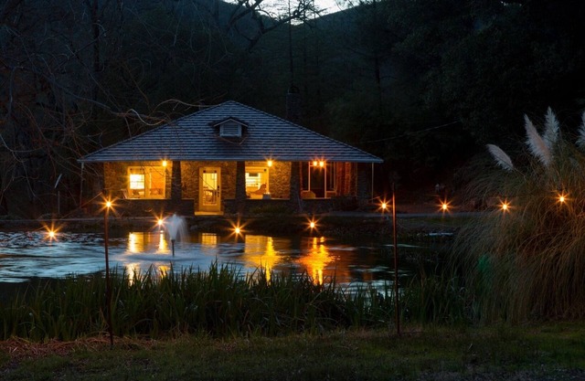 Stonehouse Lodge, Private Cottage on Winery & Vineyard Property