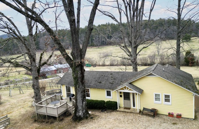 Stonewall Creek Vineyards- Ruthie's Yellow House