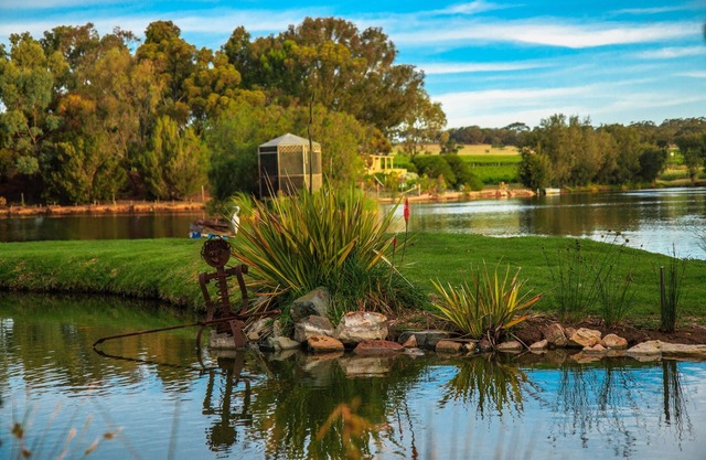 Stonewell Cottages & Vineyards