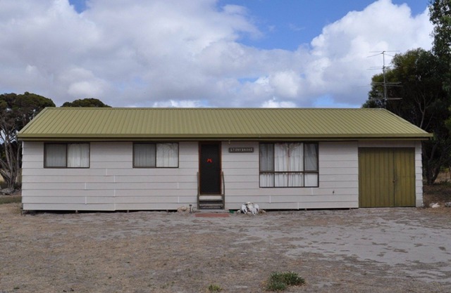 Stoneybroke ~ A wonderful beach for children, Dog Friendly!