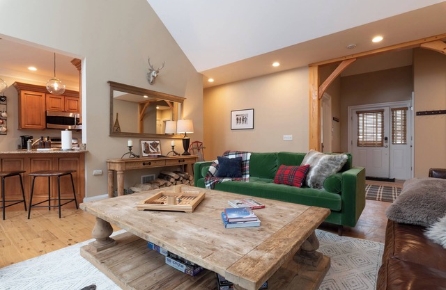 Stratton + Mt. Snow family getaway with Hot Tub, Fire Pit, Game Room, and AC!