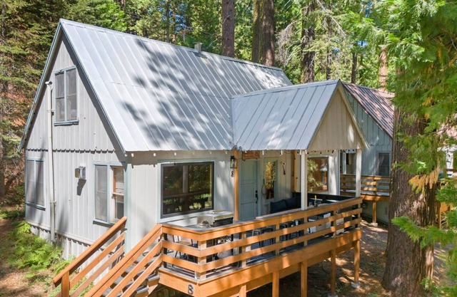 Strawberry Cabin w/River View 10 min to Pinecrest