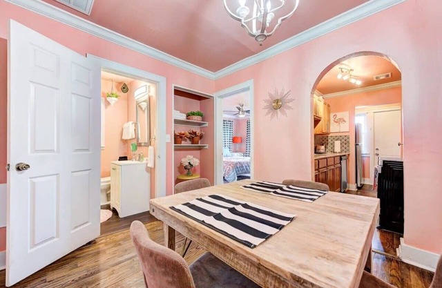 Strawberry Lodge-adorable duplex in central NW OKC