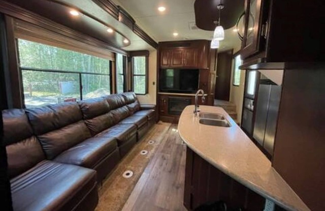Stress Free Glamping Experience walking distance to the Alaska State Fair!
