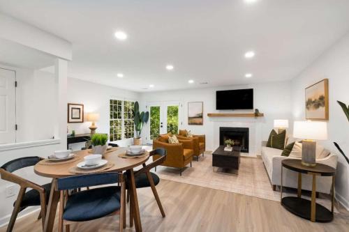 Stroll to Downtown Alpharetta AND Avalon Shops