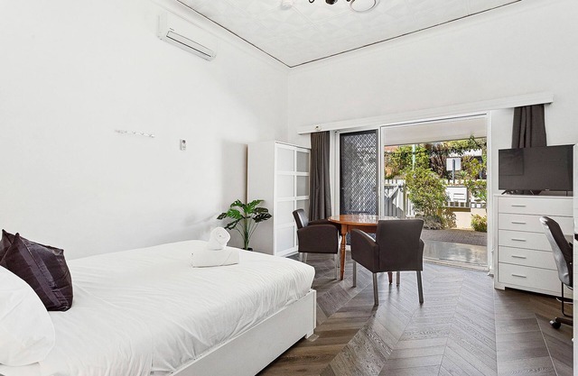 Stroll to Fremantle's Core: Studio Apartment