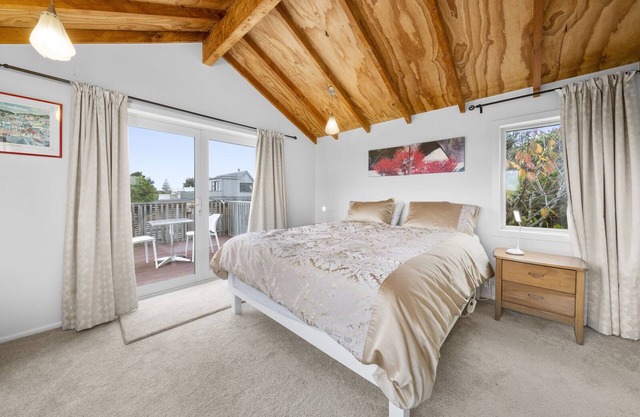 Stroll to the Sea - Te Horo Beach Holiday House