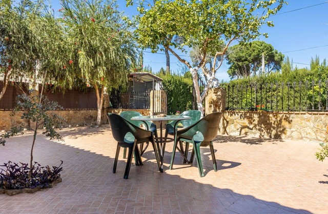 Stunning private villa for 6 people with A/C, private pool, WIFI, TV and patio